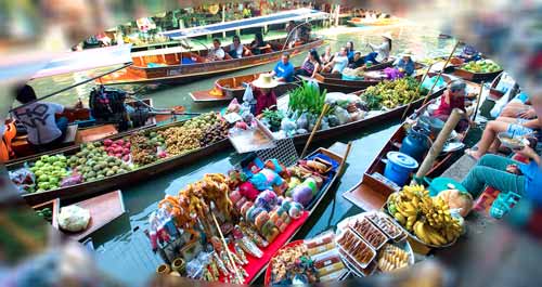 ชาวบ้านจะเริ่มทยอยพายเรือออกมาจากสวน