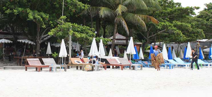 ภาพรวมหาดทรายและทะเลบนเกาะเสม็ด